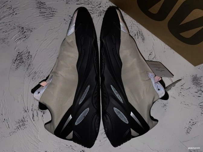 FY3729 Yeezy 700 Adidas MNVN Bone Boost 0718